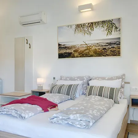 Klen For 15 People Near With Jacuzzi And Children Playgorund Villa Pula