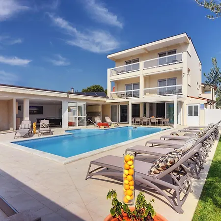 Villa Klen For 15 People Near With Jacuzzi And Children Playgorund Pula