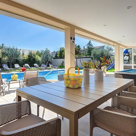 Klen For 15 People Near With Jacuzzi And Children Playgorund Βίλα Πούλα