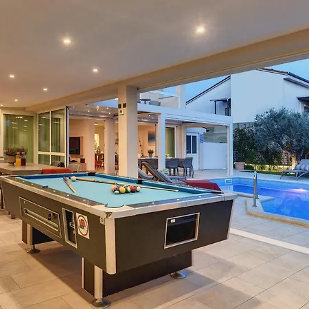 Βίλα Klen For 15 People Near With Jacuzzi And Children Playgorund