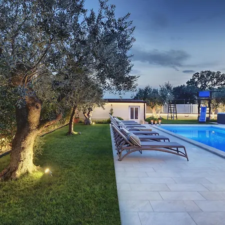 Klen For 15 People Near With Jacuzzi And Children Playgorund Villa *