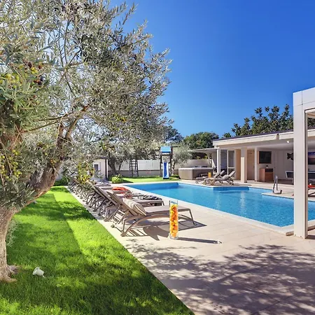 Βίλα Klen For 15 People Near With Jacuzzi And Children Playgorund