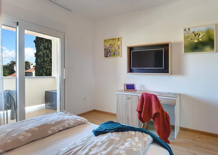 Klen For 15 People Near With Jacuzzi And Children Playgorund Пула