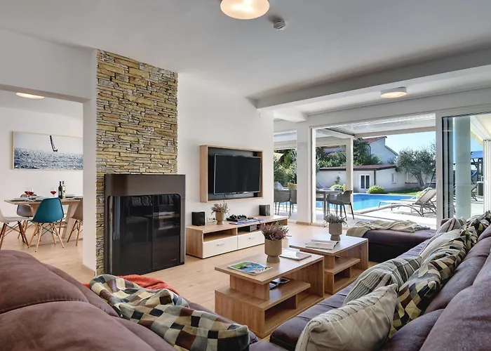 Klen For 15 People Near With Jacuzzi And Children Playgorund Вілла