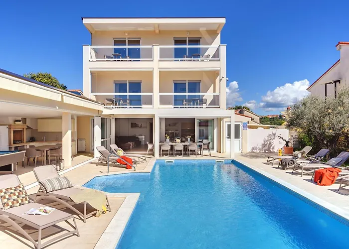 Klen For 15 People Near With Jacuzzi And Children Playgorund Вілла