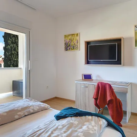 Klen For 15 People Near With Jacuzzi And Children Playgorund Pula