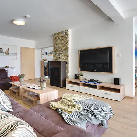 Klen For 15 People Near With Jacuzzi And Children Playgorund Pula