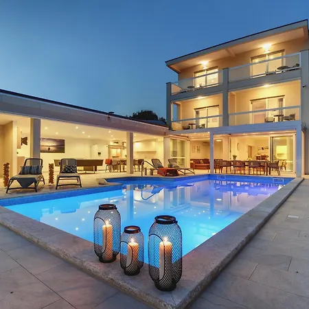 Klen For 15 People Near With Jacuzzi And Children Playgorund *