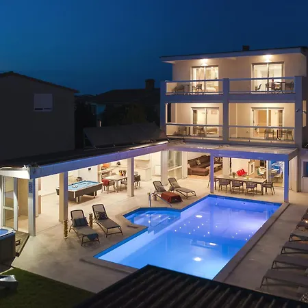 Klen For 15 People Near With Jacuzzi And Children Playgorund * Pula