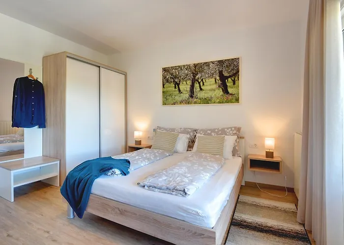 Klen For 15 People Near With Jacuzzi And Children Playgorund Villa *