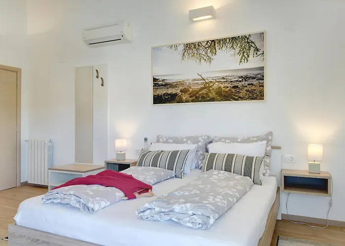 Klen For 15 People Near With Jacuzzi And Children Playgorund Villa Pula