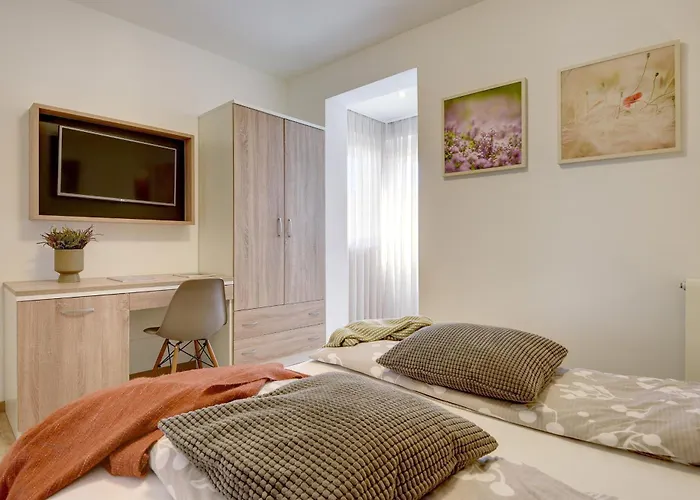 Klen For 15 People Near With Jacuzzi And Children Playgorund Villa