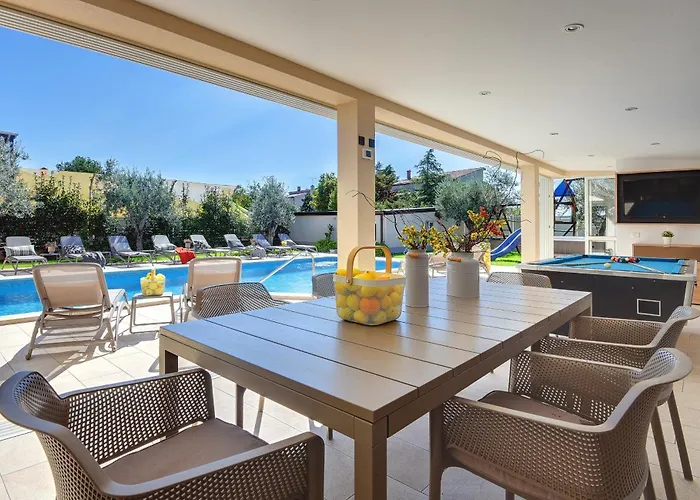 Klen For 15 People Near With Jacuzzi And Children Playgorund Villa Pula