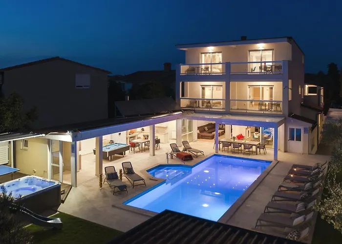 Klen For 15 People Near With Jacuzzi And Children Playgorund * Pula