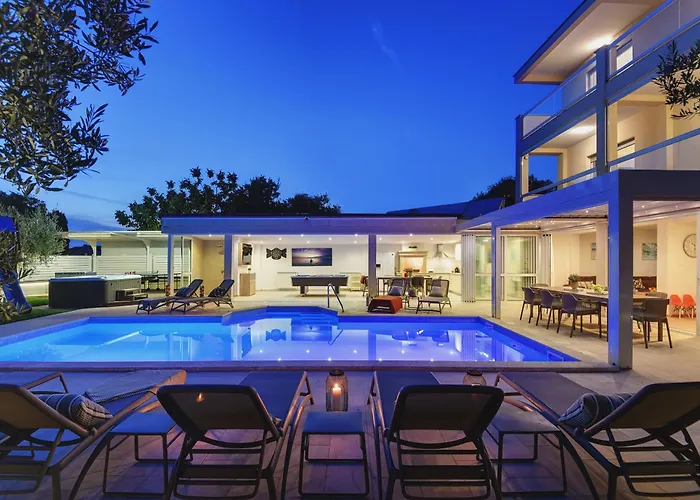 Villa Klen For 15 People Near With Jacuzzi And Children Playgorund Pula