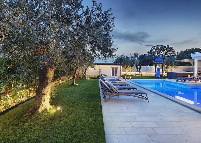 Klen For 15 People Near With Jacuzzi And Children Playgorund Villa *